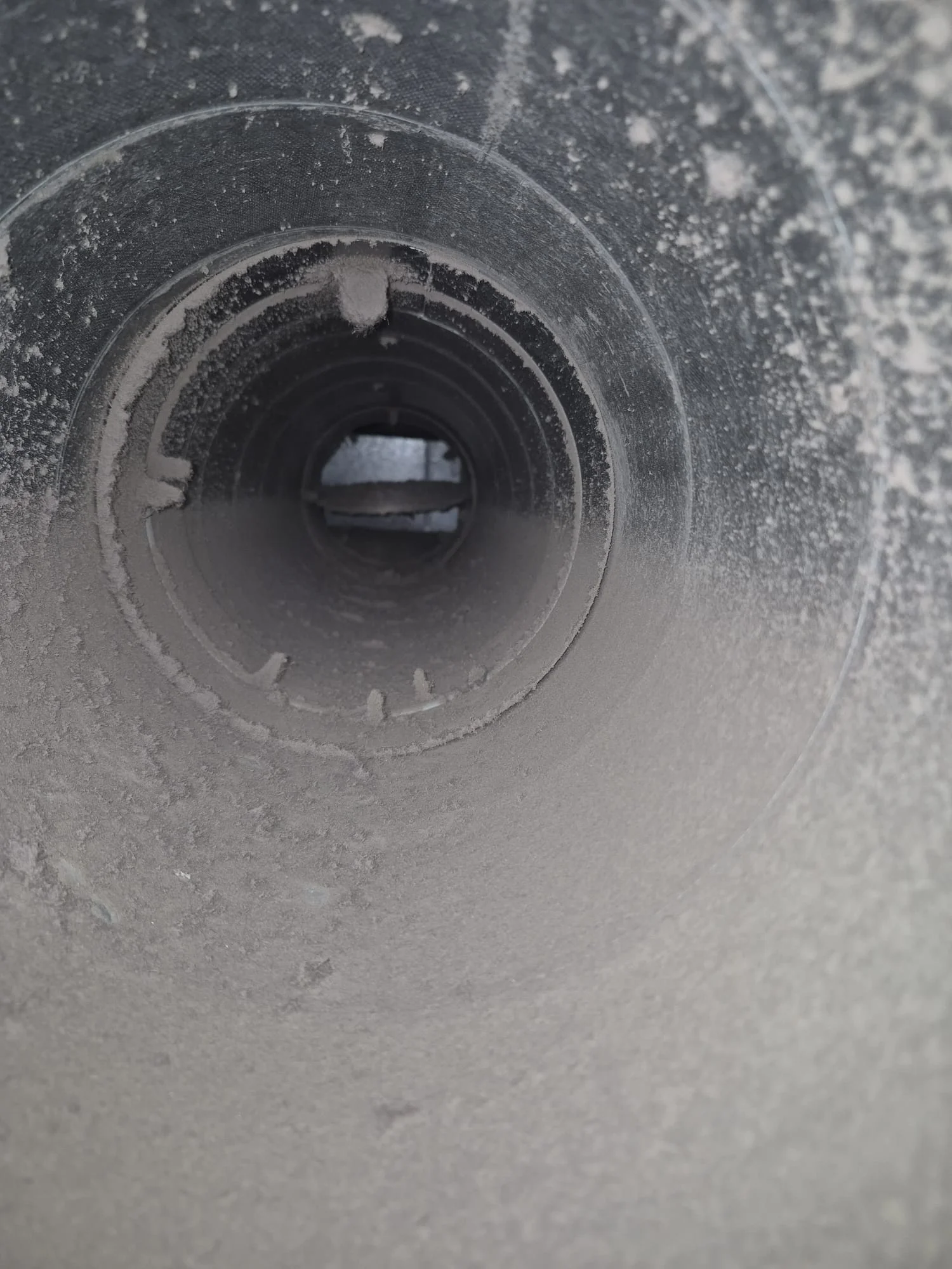 Conduit spiralé nécessitant un nettoyage – image 1