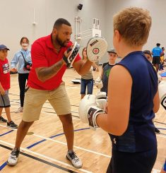 Un entraîneur a enseigné la boxe à un jeune garçon